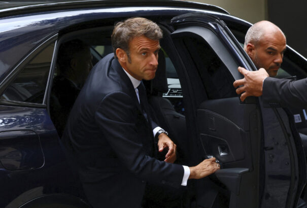 Elszabadultak az indulatok Franciaországban, Macron idő előtt távozott az EU-csúcsról