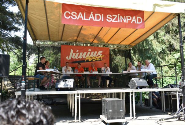 Kerekasztal-beszélgetés egy hosszú asztal mellett Rimaszombatban