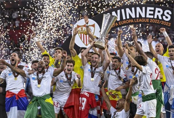 Európa-liga – A Sevilla hetedszer is megnyerte a döntőt, Mourinho a bírót okolja, de büszke a csapatára