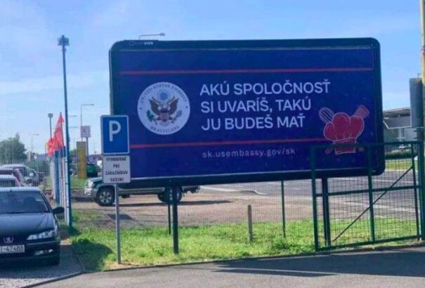 Óriásplakátokon kampányol az amerikai nagykövetség – állítólag pártatlanul a „demokrácia” mellett