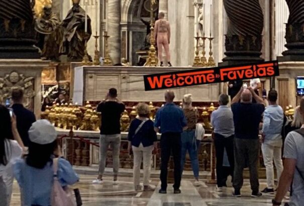 A Vatikánban felugrott az oltárra egy meztelen férfi, így tiltakozott a háború ellen