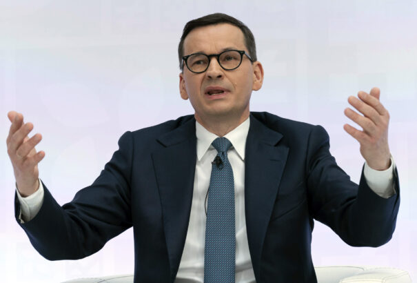 Felmérés: kiegyenlítődtek az esélyek a PiS és Donald Tusk pártja között