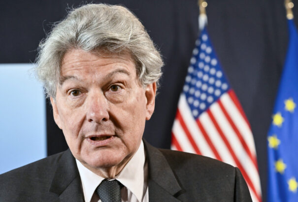 Uniós biztos: Az EU felgyorsítja a fegyver- és lőszerszállítást Ukrajnába