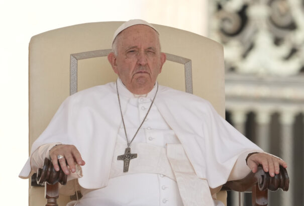 Sikeres volt Ferenc pápa sérvműtétje