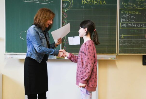 Bizonyítványosztás: A túl szigorú büntetés traumát okozhat a gyereknek