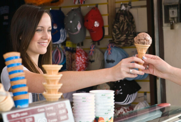 NAV: adózás szempontjából a nyári munkát vállaló diákok felnőttnek számítanak