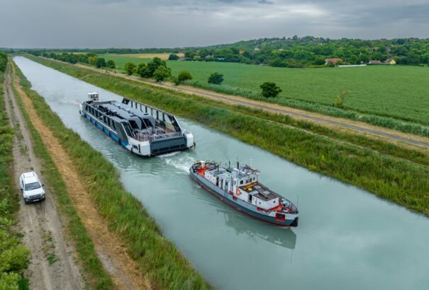 Megérkezett Siófokra az új balatoni hajókat szállító flotta – Képekkel