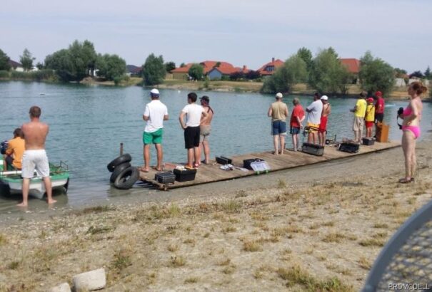 Eltűnt egy 13 éves gyerek a nagyudvarnoki tóban – 12 órája keresik