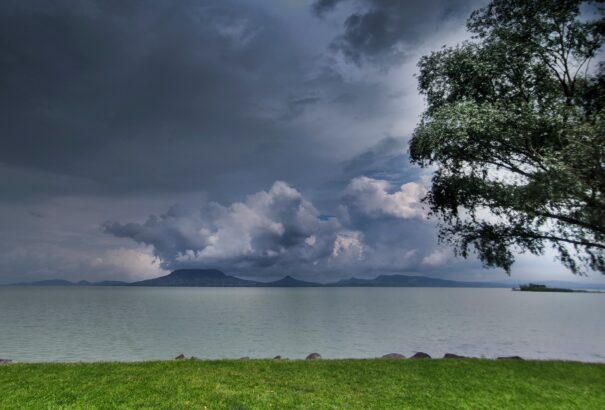 Szombaton délután is számíthatunk záporokra, zivatarokra