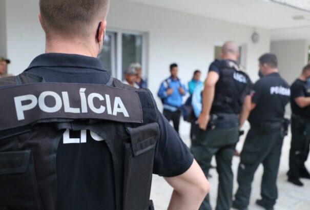 18 évre csökkentik a rendőri szolgálat alsó korhatárát, és emelik a biztonsági juttatásokat