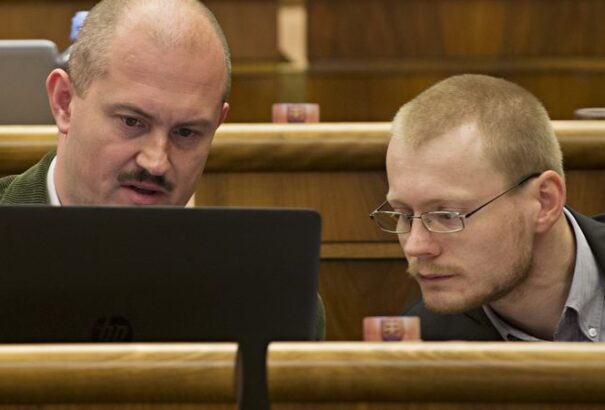 Fasizmus a szlovák parlamentben: Kotleba pártjának képviselőjét zavarja, hogy Ódor miniszterelnök magyar