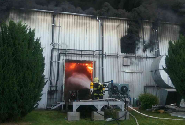 Kigyulladt egy műanyaggyár Csöllén