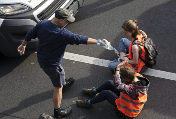 Maga előtt tolt egy klímavédőt a teherautó Németországban (+videó)