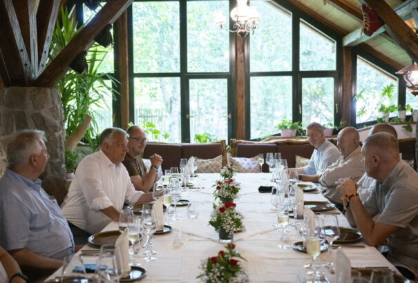 Tusványos – Orbán Viktor a határon túli magyar vezetőkkel egyeztetett