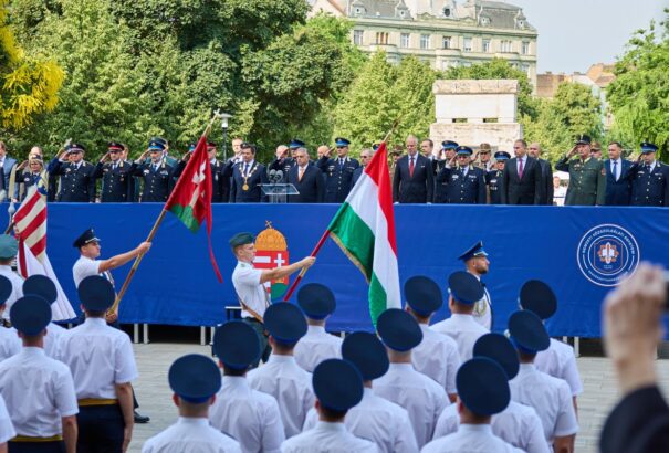 Orbán Viktor: Erős hadseregre és rendvédelmi szervekre van szükség