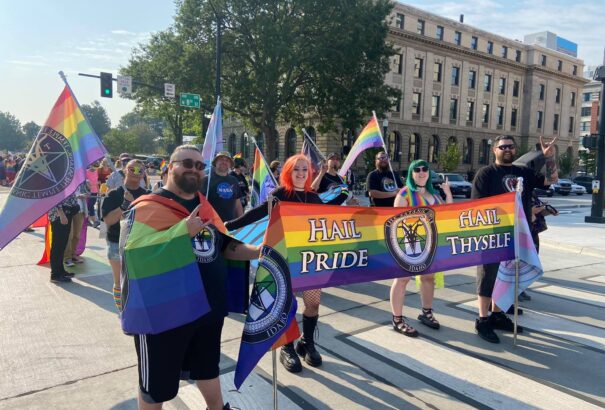 „Itt vagyunk, queerek vagyunk, megyünk a gyerekeitekért” – brutális volt a Pride hónapja Amerikában