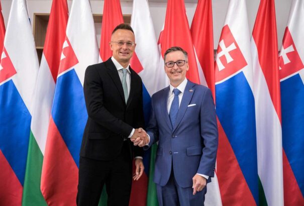 Szijjártó Péter: átadták az új Ipoly-hidat a magyarországi Ipolydamásd és a szlovákiai Helemba között