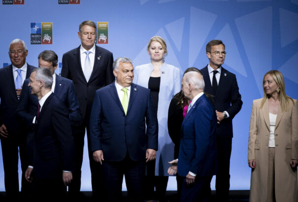 Joe Biden csak Orbán Viktorral fogott kezet a NATO-csoportkép készítésekor (videóval)