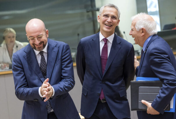 Hivatalos: A NATO-tagállamok egy évvel meghosszabbították Stoltenberg mandátumát