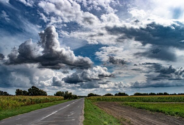 Közepesen felhős idővel zárul a hét