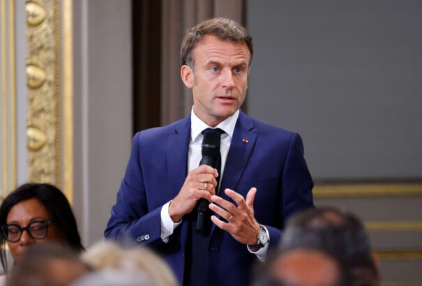 Macron pénzbírságot javasol a vandalizmust elkövető gyerekek szüleire