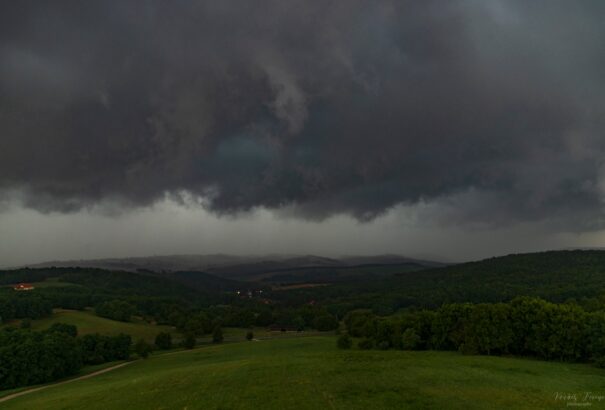 Borult idővel és záporokkal indul a vasárnap