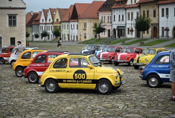 Elindult az OĽaNO kampánya: Matovič Fiat 500-asokkal illusztrálja Dávid és Góliát küzdelmét a választásokon