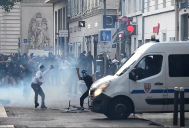 Forró a légkör Franciaországban. A kormány leállította az autóbusz- és villamosjáratokat