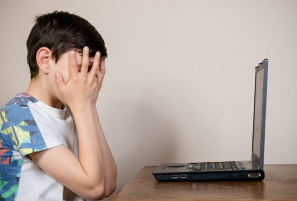 A szlovák állampolgárok fele problémaként érzékeli a gyermekek internetes szexuális zaklatását