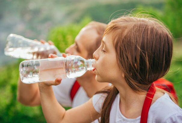 A gyerekek megfeledkeznek a szomjúságról, ezért ellenőrizni kell a rendszeres folyadékpótlásukat