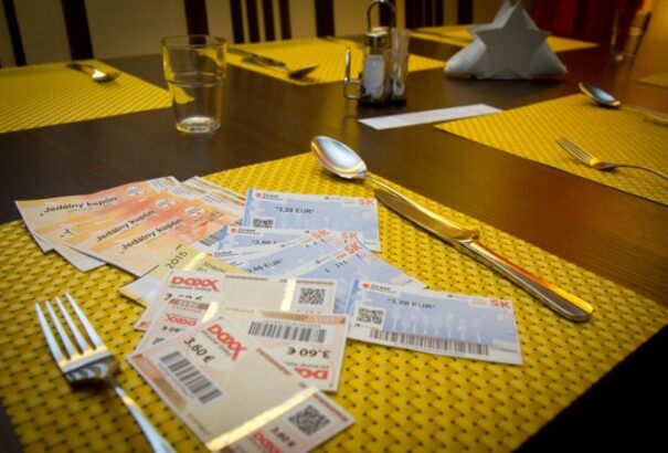 A munkaügyi tárca évente kétszer szeretné emelni a dolgozók étkezési díjának összegét