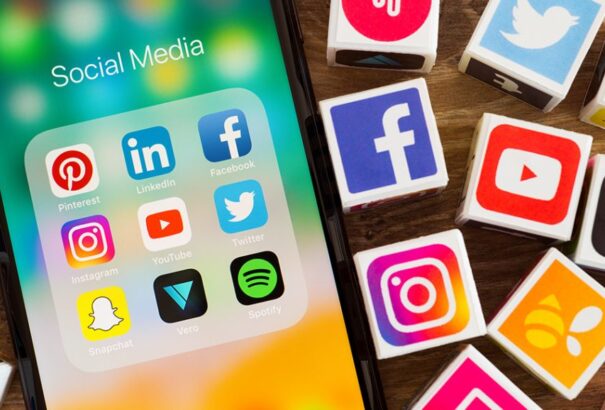 A világ népességének 60 %-a van fent a közösségi oldalakon