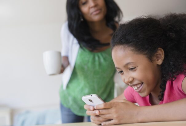 Új funkció jön a Messengerbe, megnézhetik a szülők, kivel chatel a gyerekük