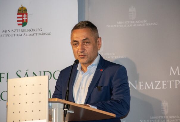 Potápi Árpád János: megjelentek a Kőrösi Csoma Sándor-program és a Petőfi Sándor-program pályázatai