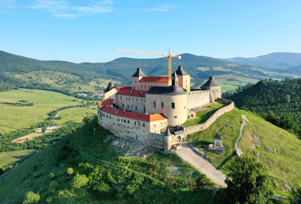 A krasznahorkai vár rekonstrukciója a tervek szerint halad, de drágább lesz