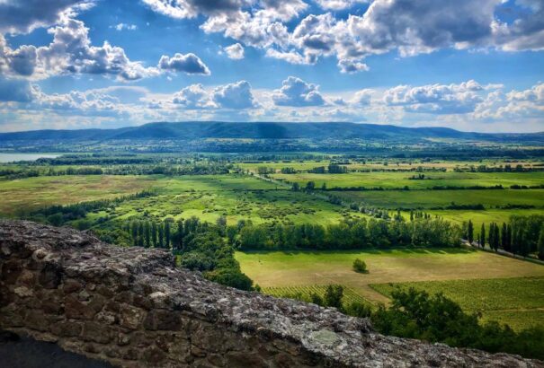 A borongós idő mellett is marad a meleg és a fülledtség