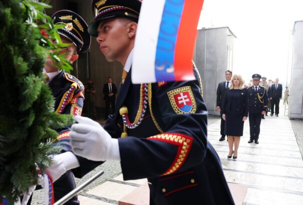 Megkoszorúzták az SNP emlékművét a legfőbb közjogi méltóságok