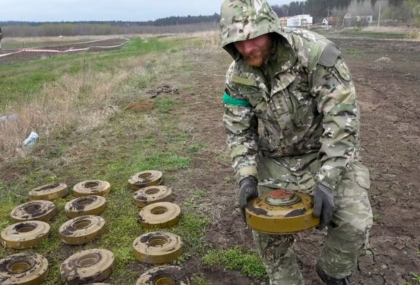 Ukrán háború: A front egyes területein négyzetméterenként akár öt akna is található