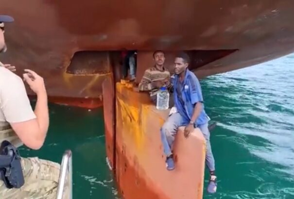 Elképesztő: Egy hajó kormánylapátján utazott négy afrikai migráns