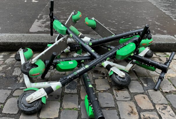 Eltüntetik Párizsból a bérelhető elektromos rollereket
