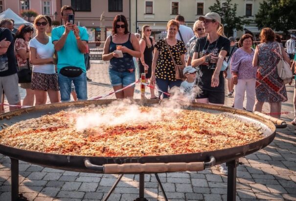Rekord! – 1380 tojásból készítettek omlettet Nagytapolcsány lakói