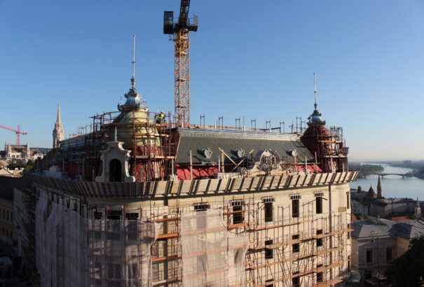 Budai Várnegyed: Felkerültek a csúcsdíszek a Vöröskereszt-székház tetejére