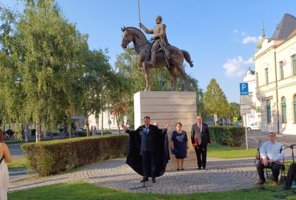 Szent István lételeme a családja és népe iránti féltő szeretet volt – államalapító királyunkra emlékeztünk Komáromban is (Képekkel)