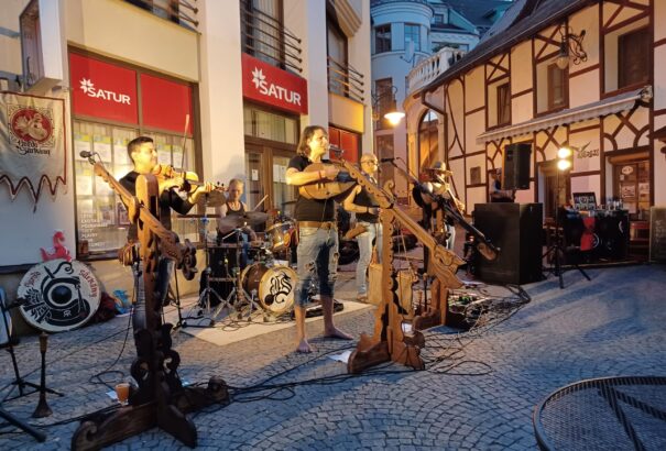 Fergeteges hangulatot teremtett Komáromban a Bordó Sárkány