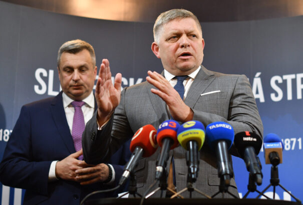 AKO-felmérés: Július végén is a Smer nyerné a választásokat. Míg a koalícióban induló OĽaNO nem jutna be, addig az SNS igen