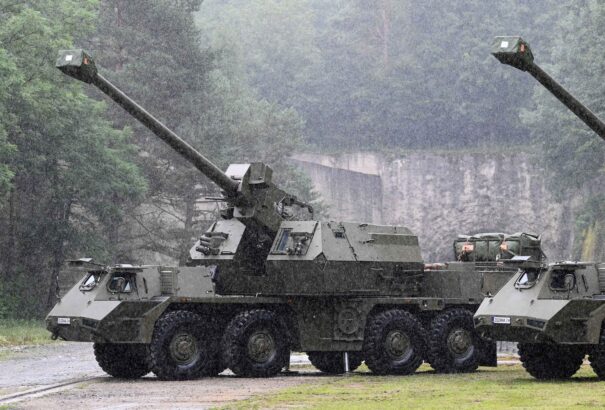 Ukrajna szlovákiai nagykövete Máriatölgyesen átvette az első két Zuzana 2 tarackot