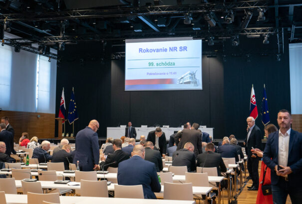 Rendőrháború: Elnapolták a parlament rendkívüli ülését – nem volt határozatképes a törvényhozás