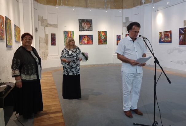 Színekben és témában gazdag kiállítást láthatunk a Limes Galériában AYA Gyarmati Mária műveiből