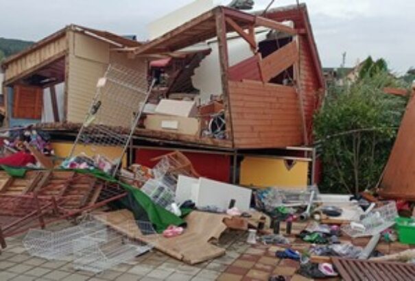 Hatalmas pusztítás Bellegszencsen – a szakportál szerint tornádó tombolt az Érsekújvári járásban