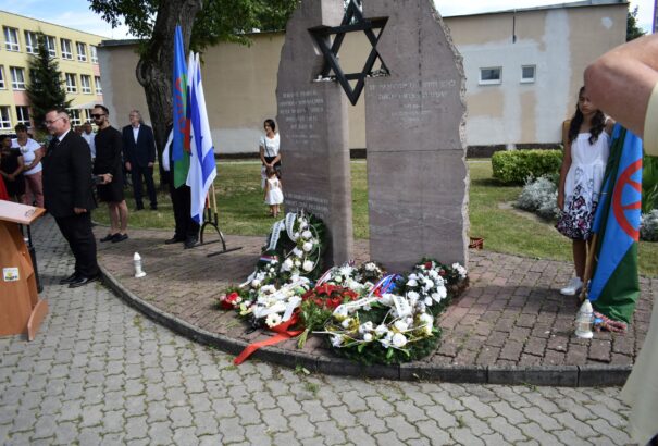 Porajmos – a roma holokausztra emlékeztek Rimaszombatban (Képekkel)